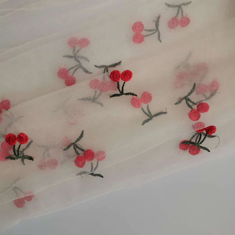 tissu polyester brodé fruits rouges verts transparent broderie blanc roseclair