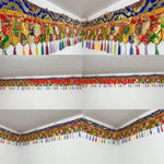 rideau décoration murale textile brodé motifs floraux traditionnels couleurs vives clips métalliques tassels