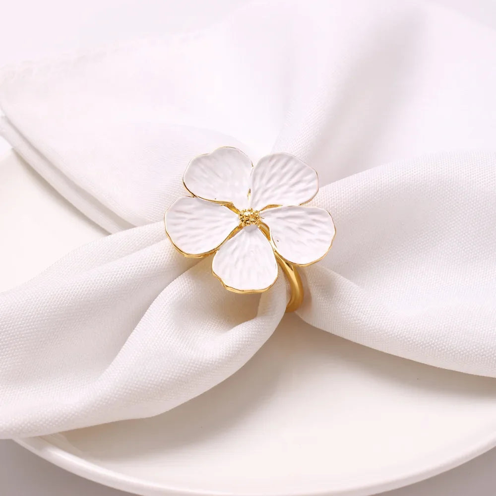 anneaux serviette fleur stylisée doré argenté blanc rose élégants moderne opaquesôtel restaurant événement