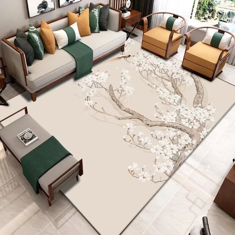 Ce joli tapis élégant avec un motif de fleurs de cerisier peint sur un fond clair apporte une touche de nature apaisante et raffinée à ce salon confortable meublé de canapés et fauteuils en bois.