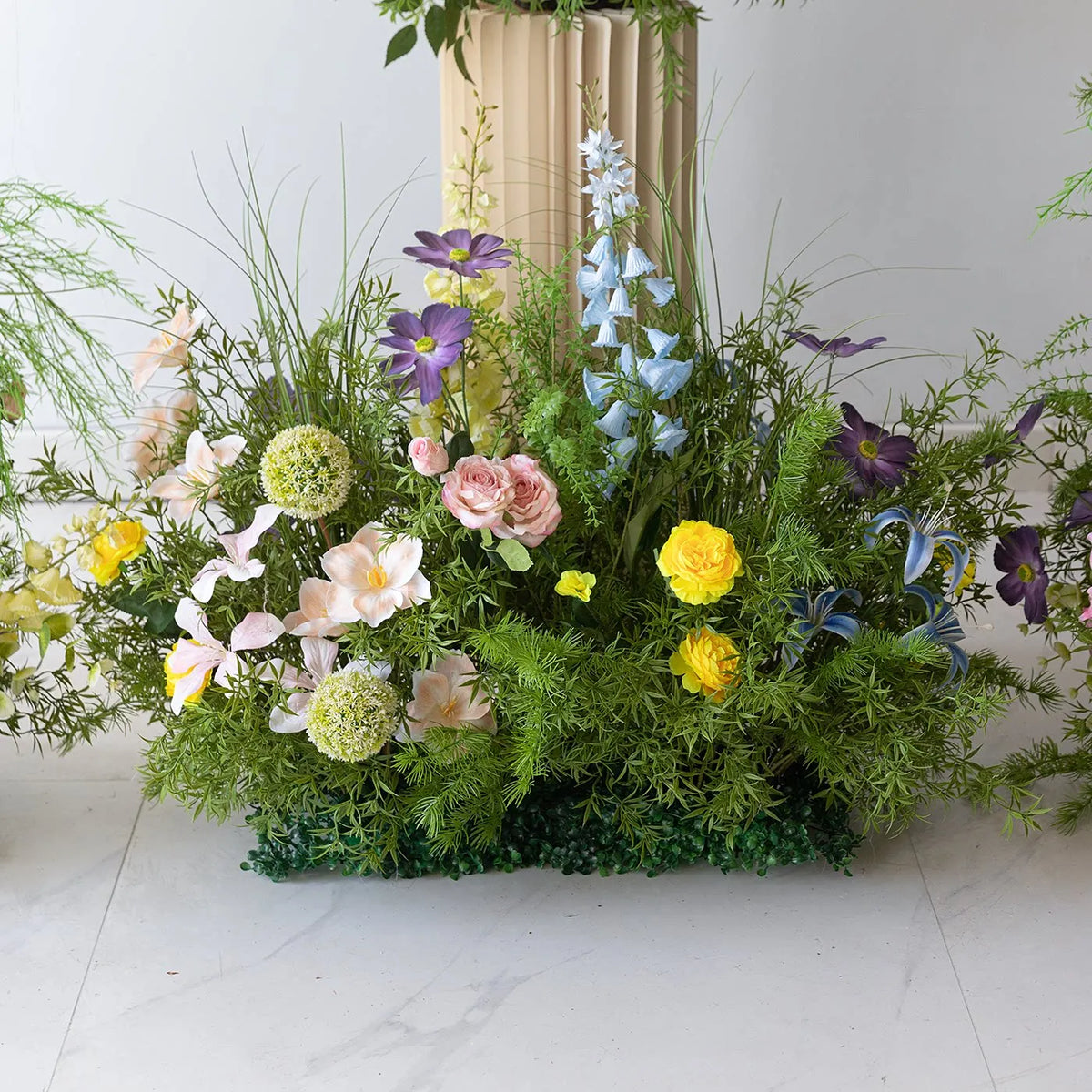 décoration murale bouquet fleurs artificielles roses blanches jaunes bleues feuilles vertes mariage fête événement