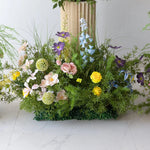 décoration murale bouquet fleurs artificielles roses blanches jaunes bleues feuilles vertes mariage fête événement