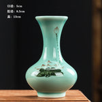 Un vase décoratif de style oriental avec des motifs floraux stylisés sur un fond vert pastel.