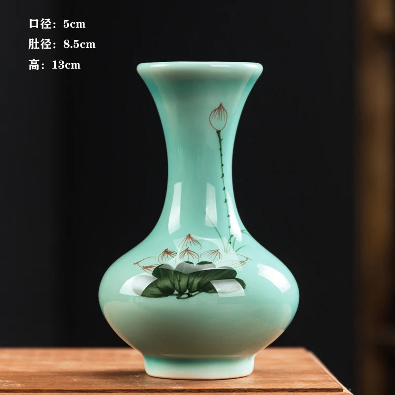 Un vase décoratif de style oriental avec des motifs floraux stylisés sur un fond vert pastel.