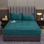 Drap-housse en flanelle verte sur lit avec décoration chambre hivernale
