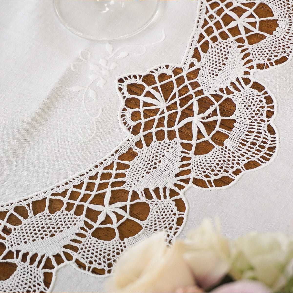 nappe table dentelle broderie motifs floraux rustique vintage mariage décoration table hiver printemps automne