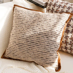 housse coussin décorative motif floral beige marron texture douce canapé lit salon moderne élégant
