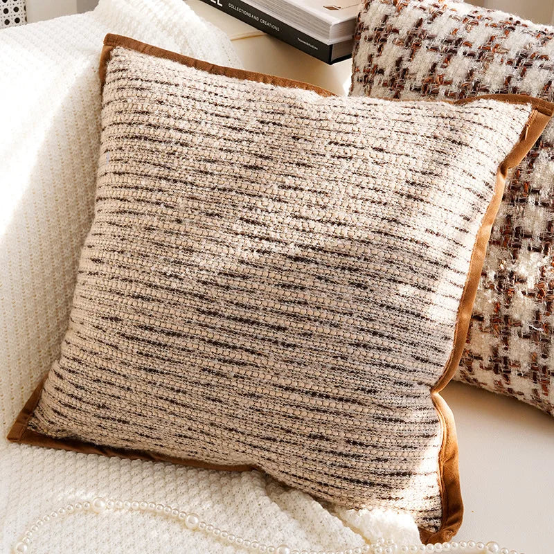 housse coussin décorative motif floral beige marron texture douce canapé lit salon moderne élégant