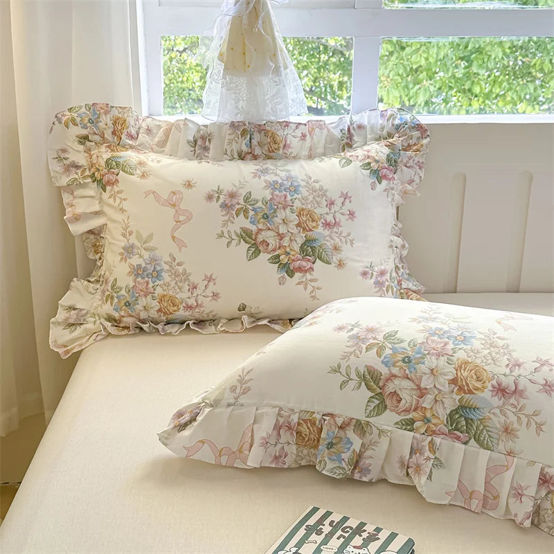 coussin floral vintage coton beige rose vert bleu bordure frisée lit maison
