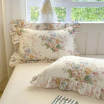 coussin floral vintage coton beige rose vert bleu bordure frisée lit maison
