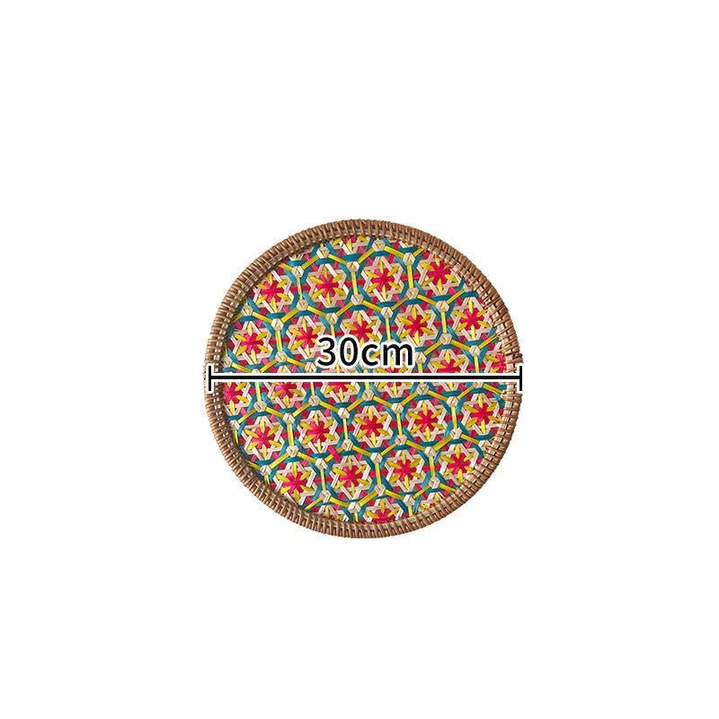 assiettes rotin colorées motifs géométriques naturel vert bleu jaune rouge traditionnel artisanal