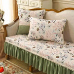 Cette chambre douillette est ornée de magnifiques coussins et de draps de lit imprimés de motifs floraux délicats, offrant un décor vintage et romantique.