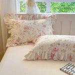 coussin floral vintage coton beige rose vert bleu bordure frisée lit maison