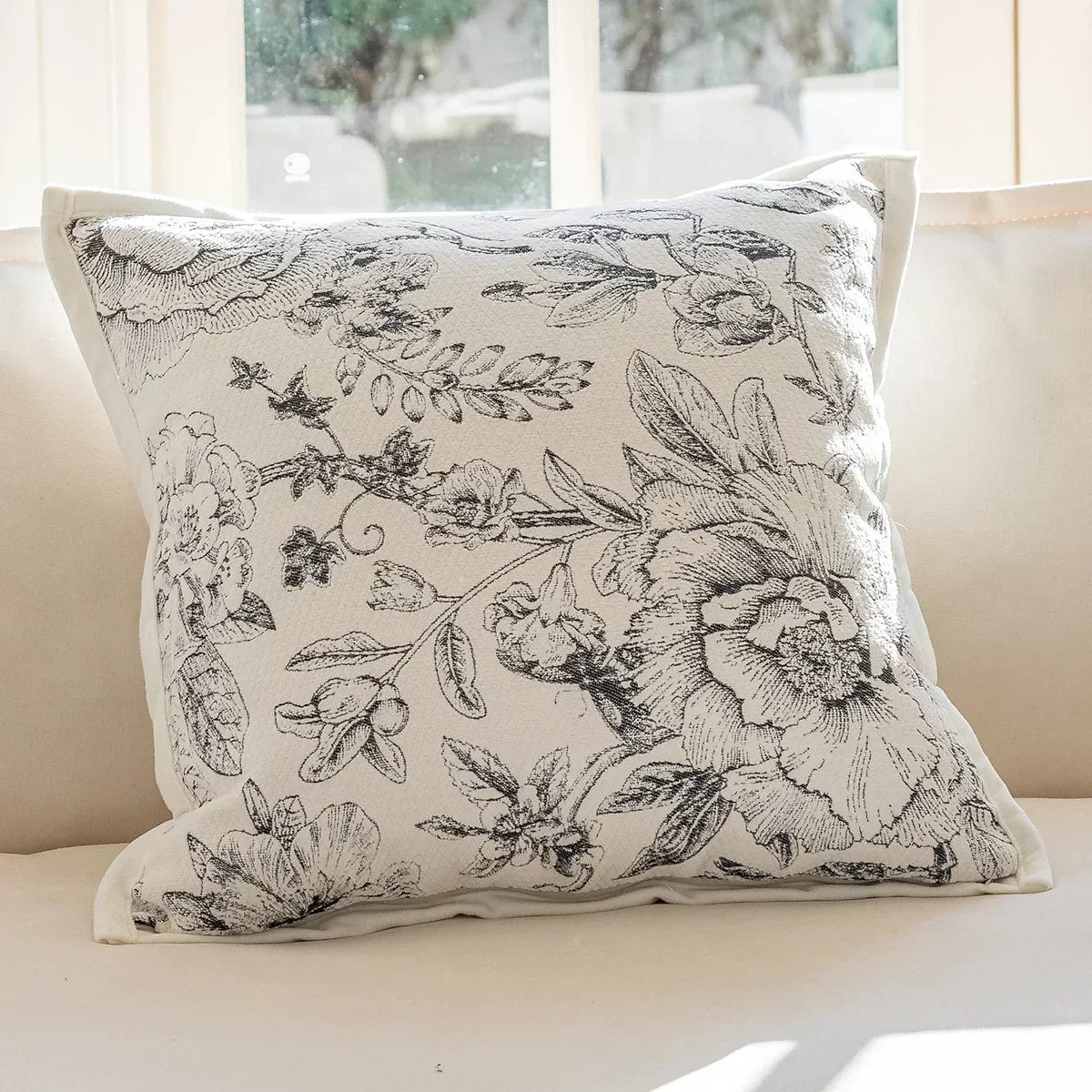 taies d'oreiller décoratives noires blanches motif fleur jacquard respectueuses environnement polyester modernes maison hospitalière