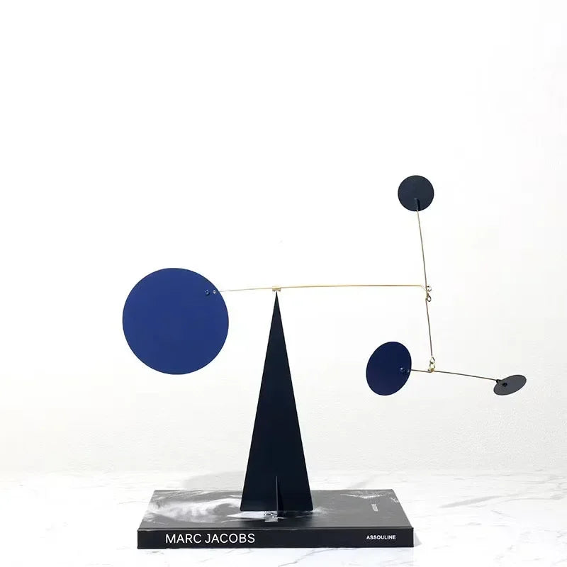 mobiles decoratifs geometriques minimalistes modernes sculptures cinetiques formes colorées structure metallique dorée