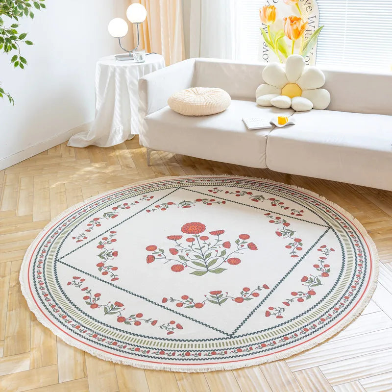 Un tapis circulaire aux motifs floraux élégants, posé sur un parquet clair dans un intérieur lumineux et spacieux.
