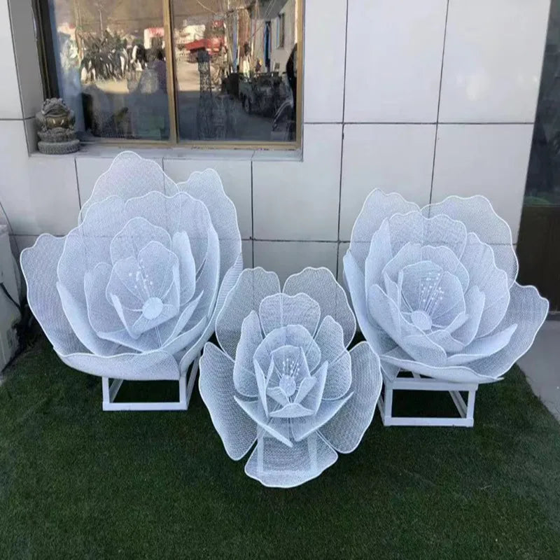 sculpture métal fleur dorée abstraite extérieure art floral argenté moderne