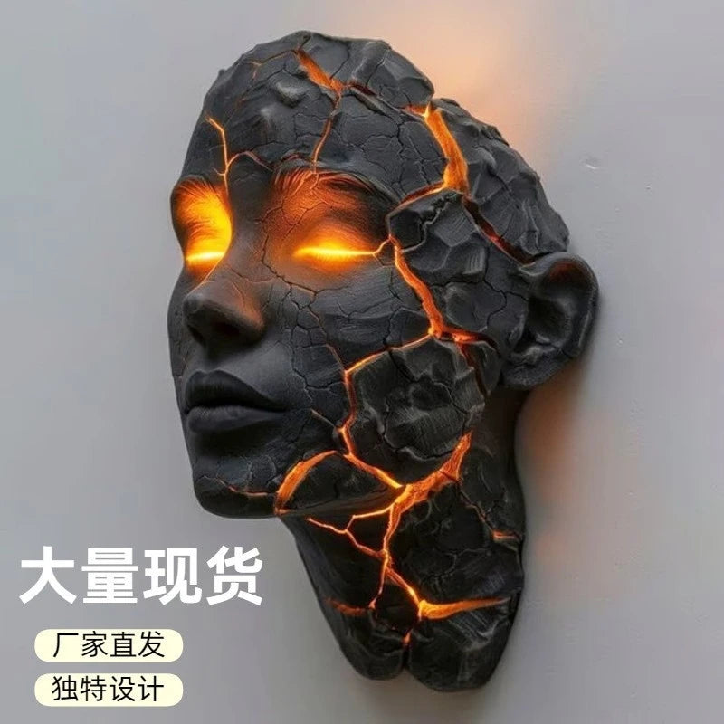décoration murale masque sculptural noir rouge texture rugueuse art contemporain expressionniste ornement suspendu