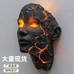 décoration murale masque sculptural noir rouge texture rugueuse art contemporain expressionniste ornement suspendu