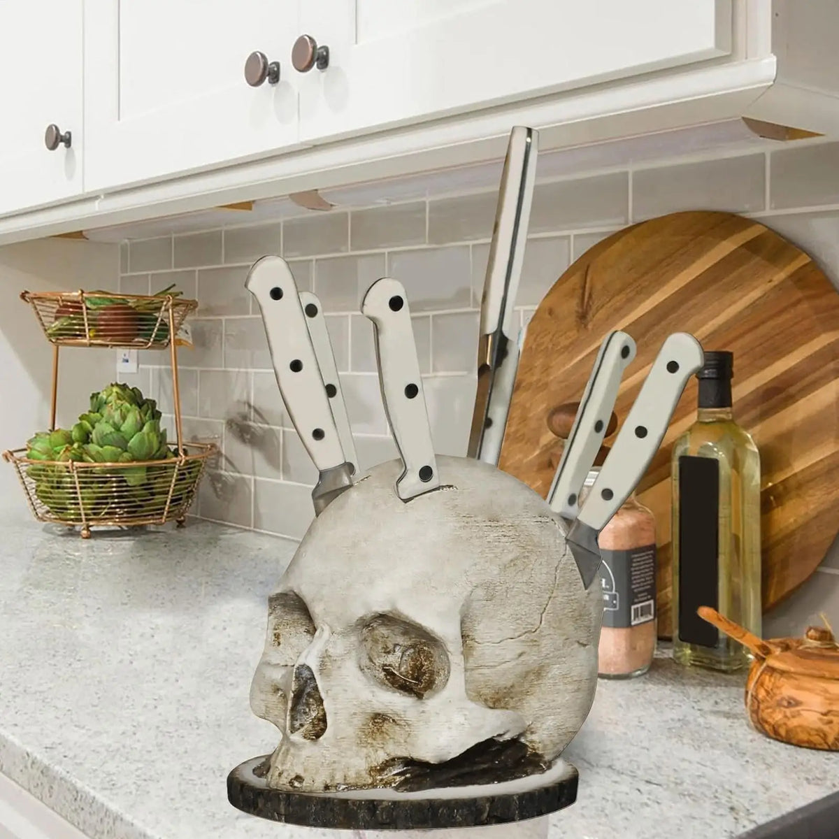 rangement couteaux tête mort sculptée texture granuleuse détails sombres réaliste gris blancversible polyester okolets