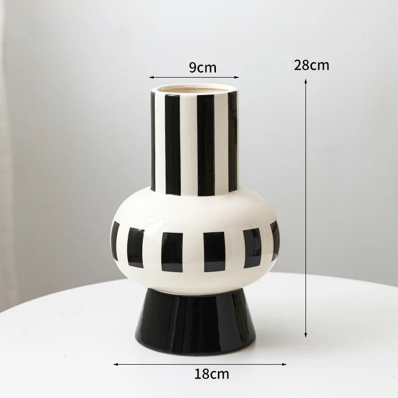 vase céramique rayures noires blanches moderne décoration intérieure arrangement fleurs artificielles minimaliste