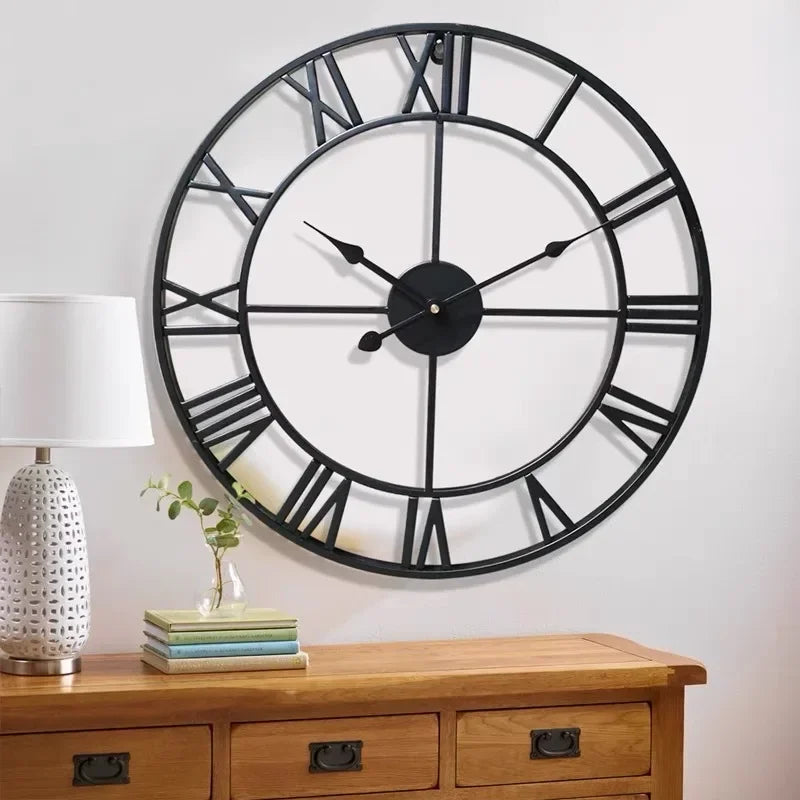 horloge murale industrielle vintage aiguilles métal chiffres romains noir doré salon decoration