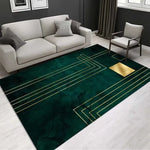 Tapis moderne aux lignes dorées et carrés géométriques sur un fond vert foncé, placé dans un salon avec un canapé gris et un fauteuil.