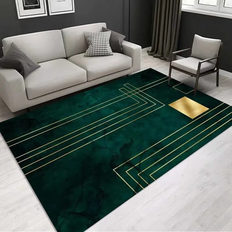 Tapis moderne aux lignes dorées et carrés géométriques sur un fond vert foncé, placé dans un salon avec un canapé gris et un fauteuil.
