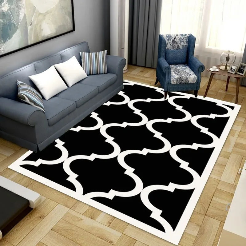 Tapis décoratif noir et blanc avec un motif moderne et géométrique, placé dans un salon confortable avec un canapé gris et un fauteuil bleu.
