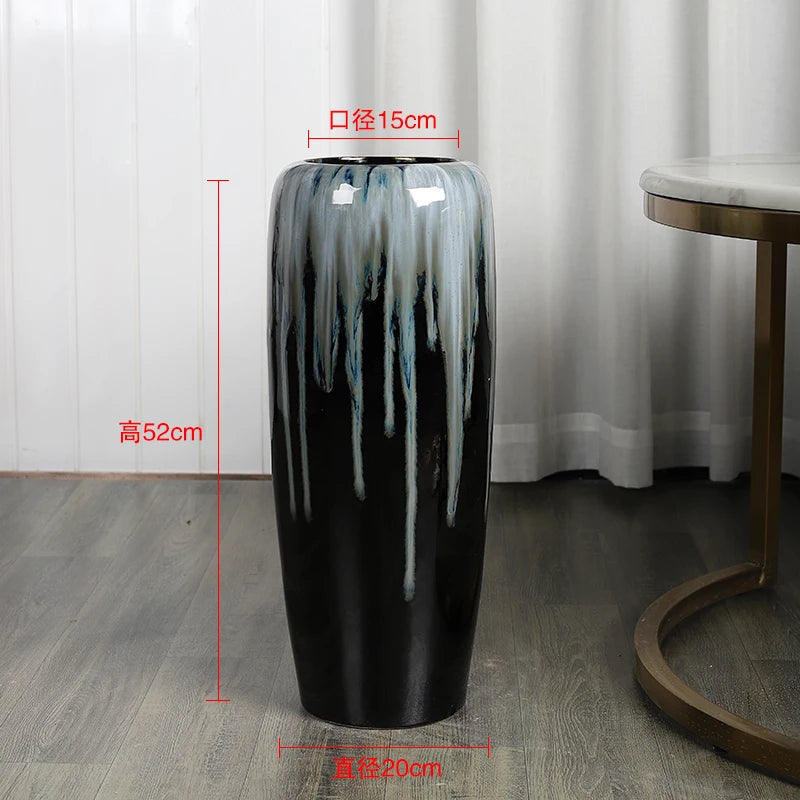 Vase en céramique noir et gris de 52 cm de hauteur avec un diamètre de 15 cm, posé sur un sol en bois sombre.