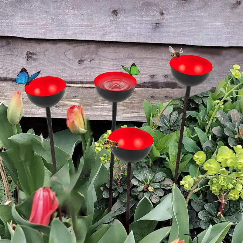 station d'eau abeilles moderne rouge jaune noire ronde brillante crochet métallique jardin deco