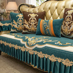 Magnifique canapé et coussins aux motifs dorés et bleus turquoise, créant une atmosphère de luxe et d'élégance dans cette pièce d'intérieur.