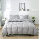 Housse de couette gris avec accessoires de décoration