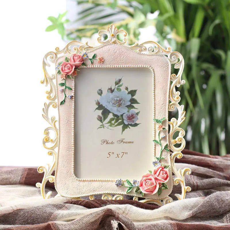 cadre photo résine motif floral vintage rose blanche feuille verte fixation decoration chambre mariage