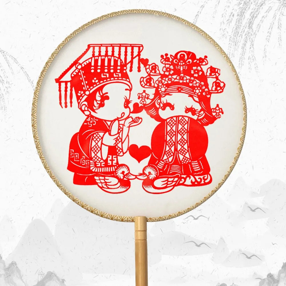 éventail artisanal traditionnel motifs floraux géométriques poignée bois pompon rouge soie tissée opacité festive