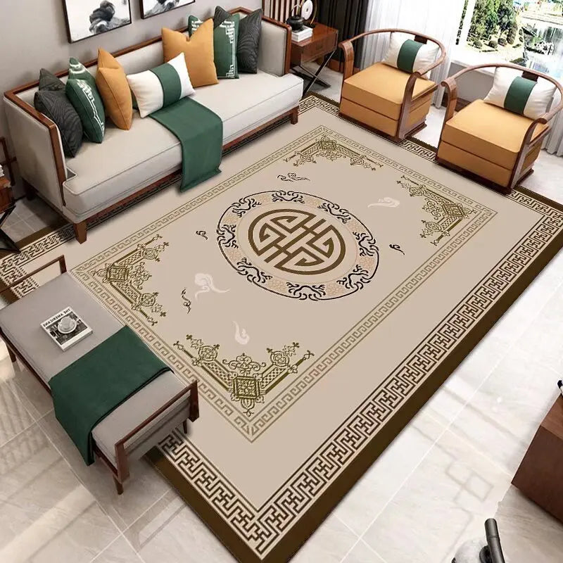 Cette image montre un salon cosy meublé de canapés et de fauteuils dans des tons de vert et de beige, sur un tapis décoré de motifs ethniques. L'ameublement crée une atmosphère chaleureuse et harmonieuse.