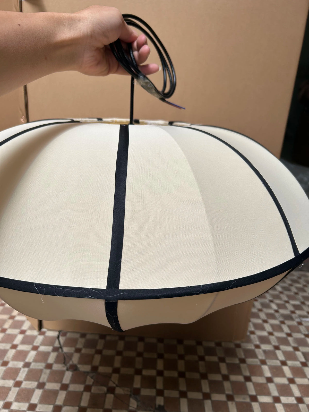 lampe suspendue moderne blanche noire rayures opaques chambre salon étude