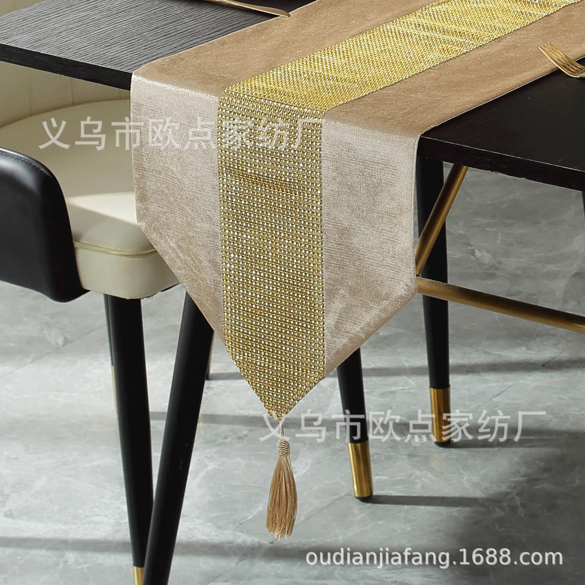 nappe décorative moderne tissu uni strass central franges couleur noir rouge or élégante table