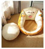 Coussin de sol blanc dans une chambre à coucher près d'une fenêtre