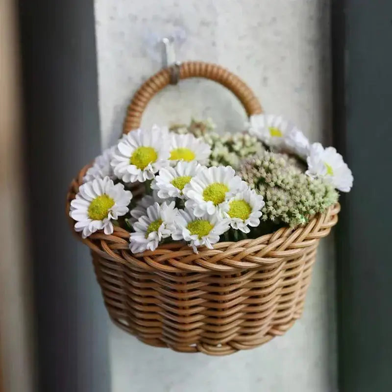panier osier marron clair tressé rustique crochets transparents oignons herbes aromatiques fleurs blancs