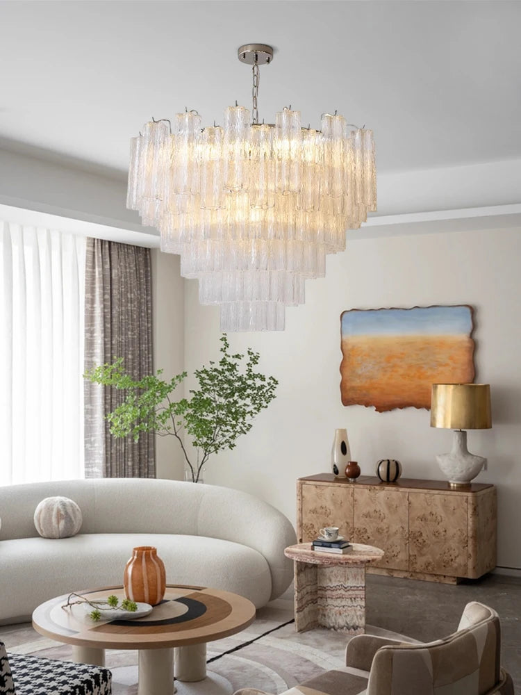 Lustre allumé avec lumière chaude créant une ambiance cosy
