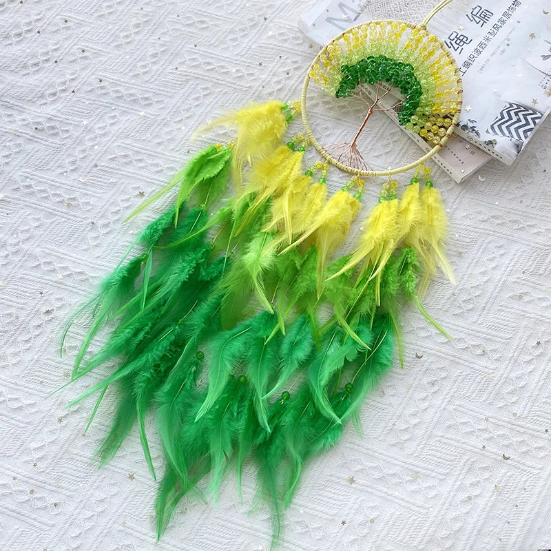 Un magnifique attrape-rêves de style bohème, composé de plumes jaunes et vertes entrelacées dans un cercle en métal doré, créant une composition florale et colorée.