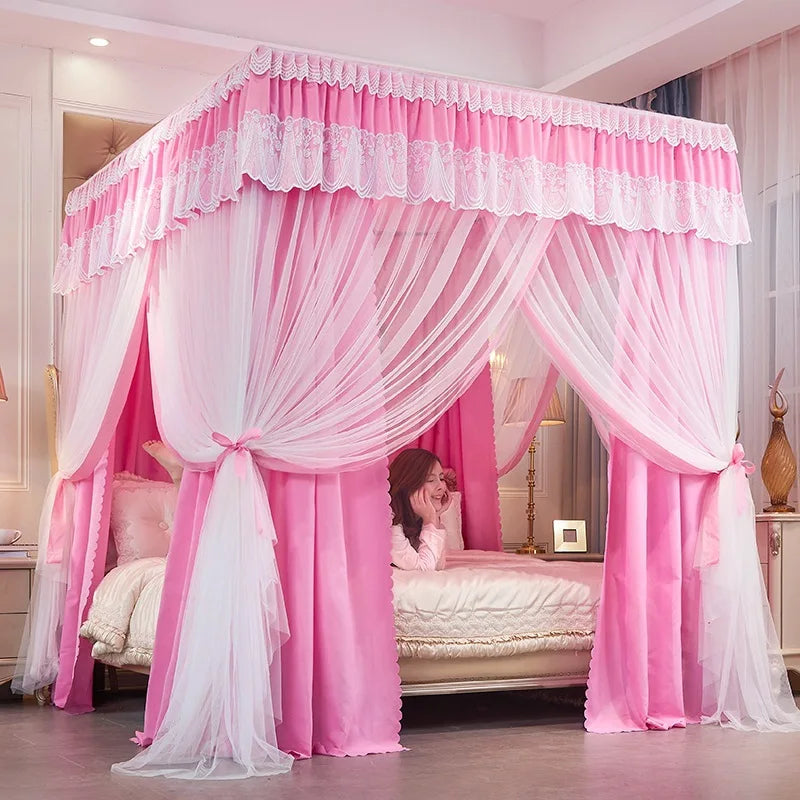 Cette image illustre une chambre de princesse, avec un grand lit à baldaquin rose et blanc décoré de rideaux ornés de dentelle.