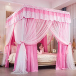 Cette image illustre une chambre de princesse, avec un grand lit à baldaquin rose et blanc décoré de rideaux ornés de dentelle.
