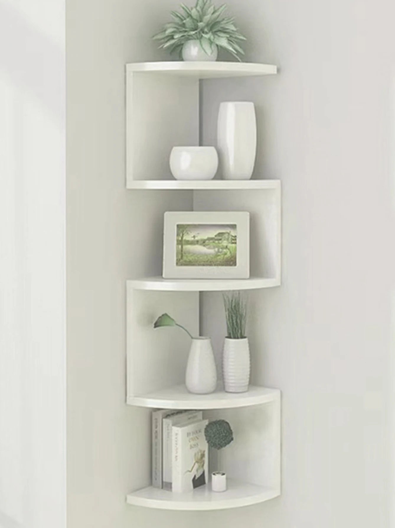 Étagère murale flottante 5 niveaux angle bois noir dans un salon moderne