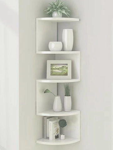 Étagère murale flottante 5 niveaux angle bois noir dans un salon moderne