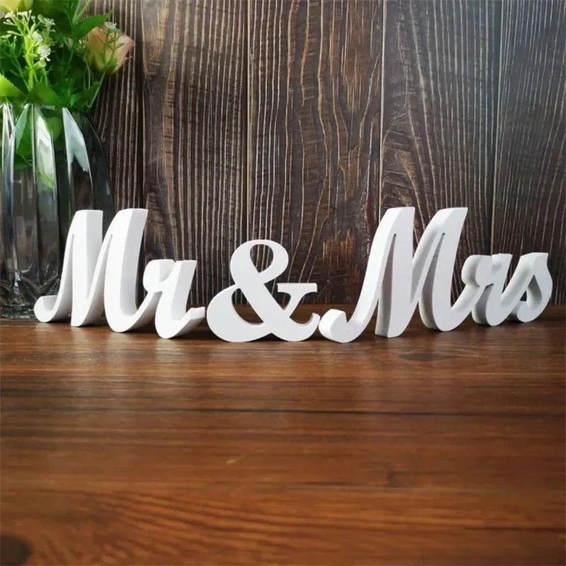 décoration mariage lettre mr mrs blanc bleu marine élégante bois sculpté événement fiançailles table