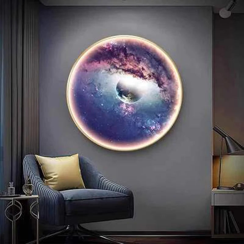Applique murale LED ronde en forme de lune dorée éclairée dans une chambre
