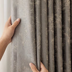 Rideau occultant moderne avec motif texturé, couleur grise élégante, idéal pour décoration intérieure contemporaine. Équilibre parfait entre style et fonctionnalité, améliore l'esthétique de n'importe quelle pièce tout en offrant une excellente protection solaire.