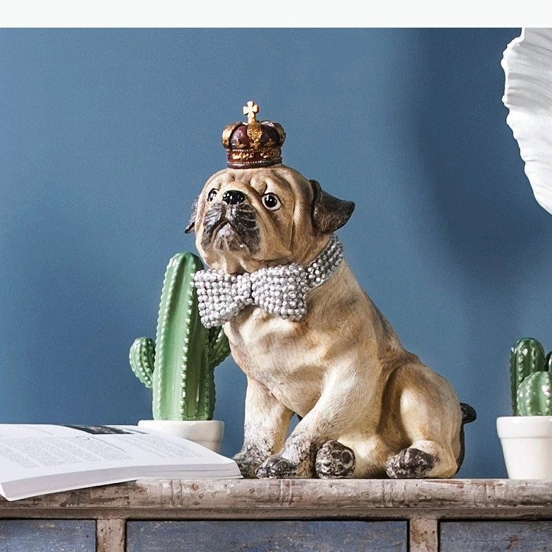 statuette chien bouledogue couronne collier aspect vieilli texture rugueuse décoration chambre moderne